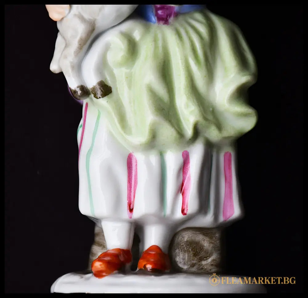 Capodimonte момиче с агне - страничен изглед