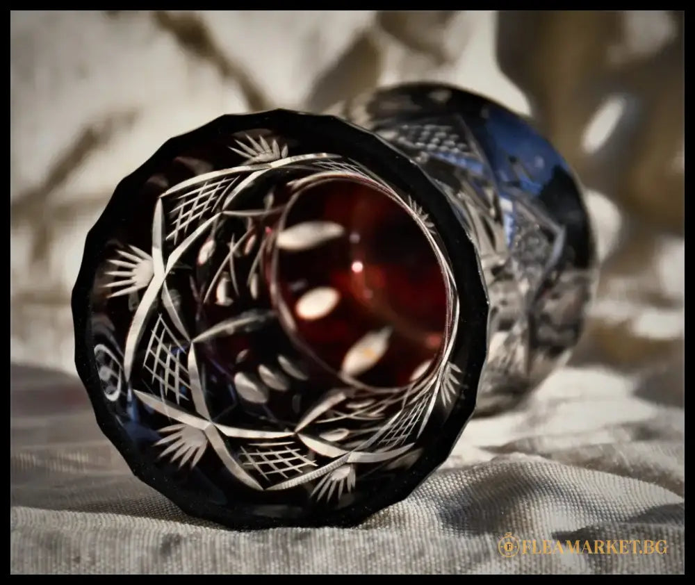 Винтидж ваза - двуслоен кристал. Ръчно гравирана. - antique