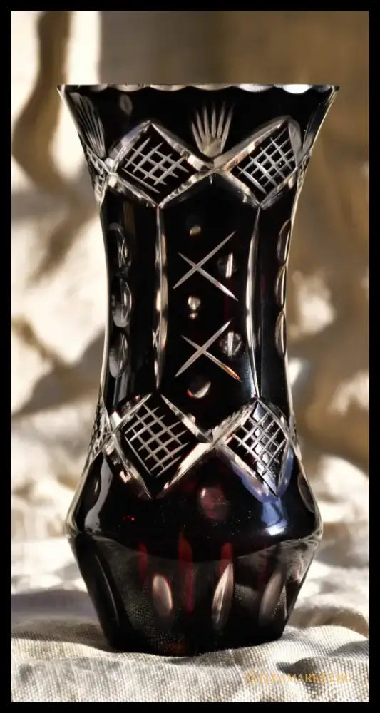 Винтидж ваза - двуслоен кристал. Ръчно гравирана. - antique