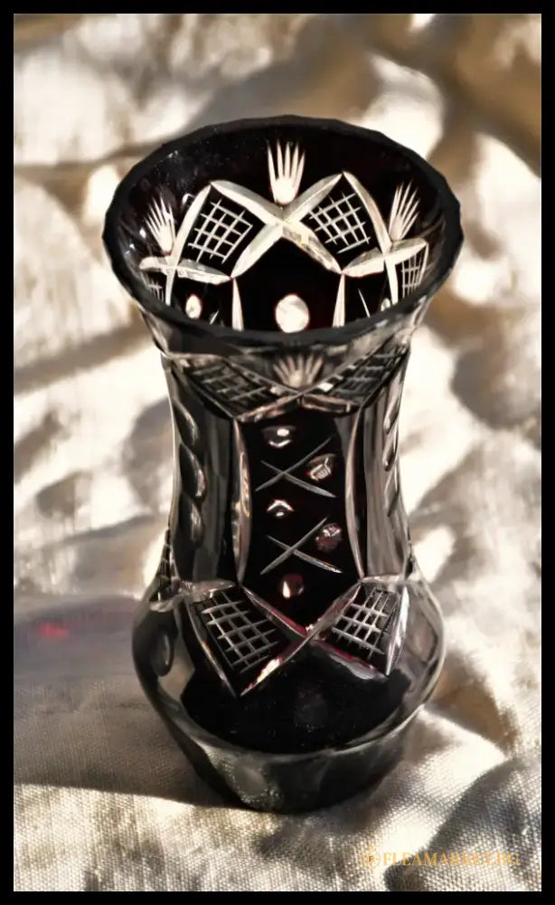 Винтидж ваза - двуслоен кристал. Ръчно гравирана. - antique