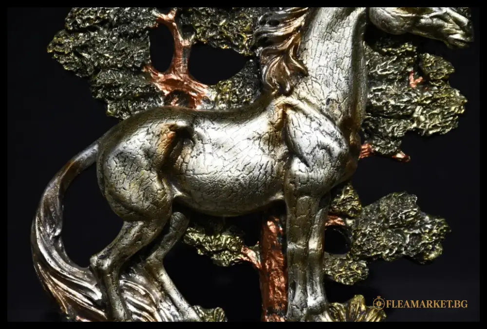 Жребец сред дърветата - декоративна скулптура - antique