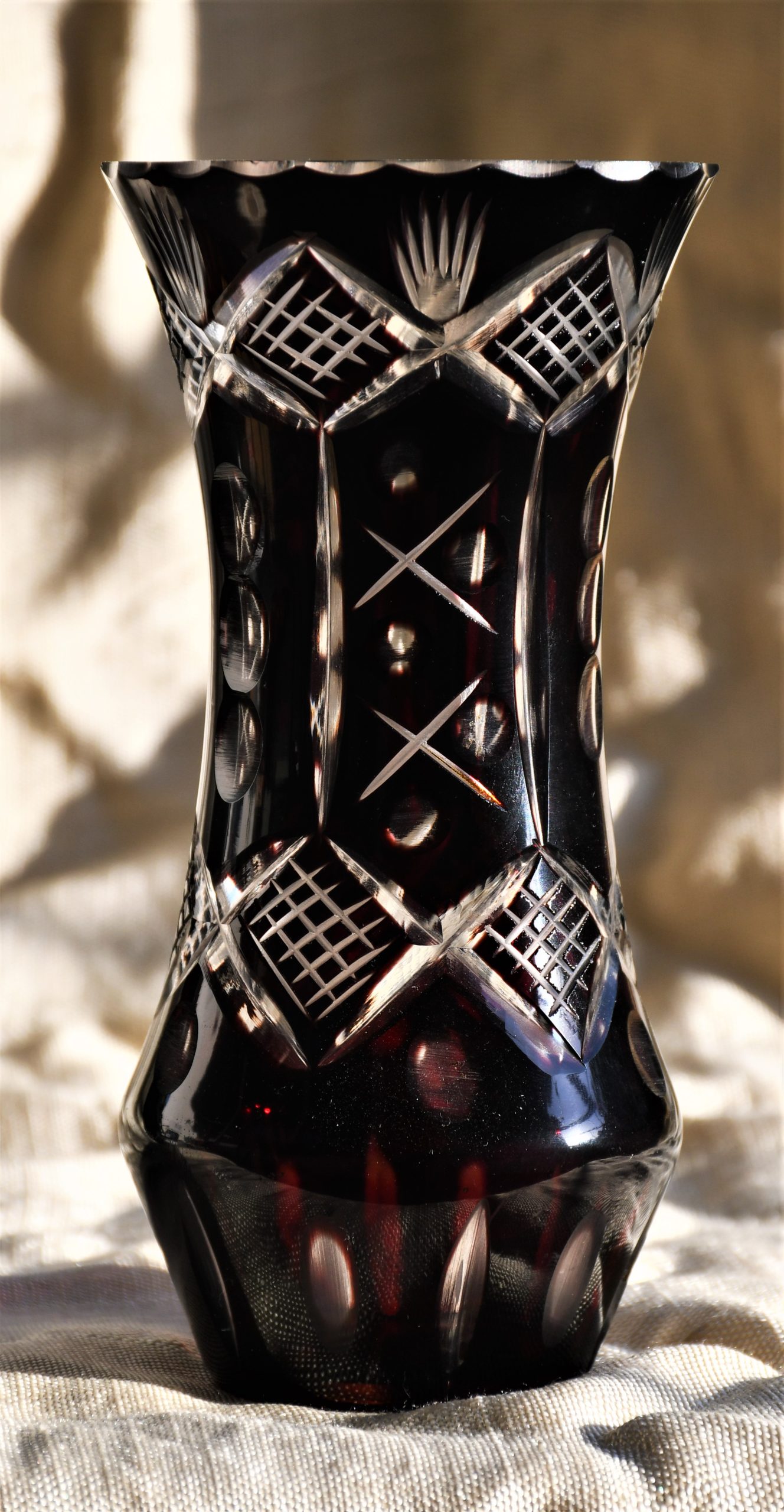 Винтидж ваза - двуслоен кристал. Ръчно гравирана.