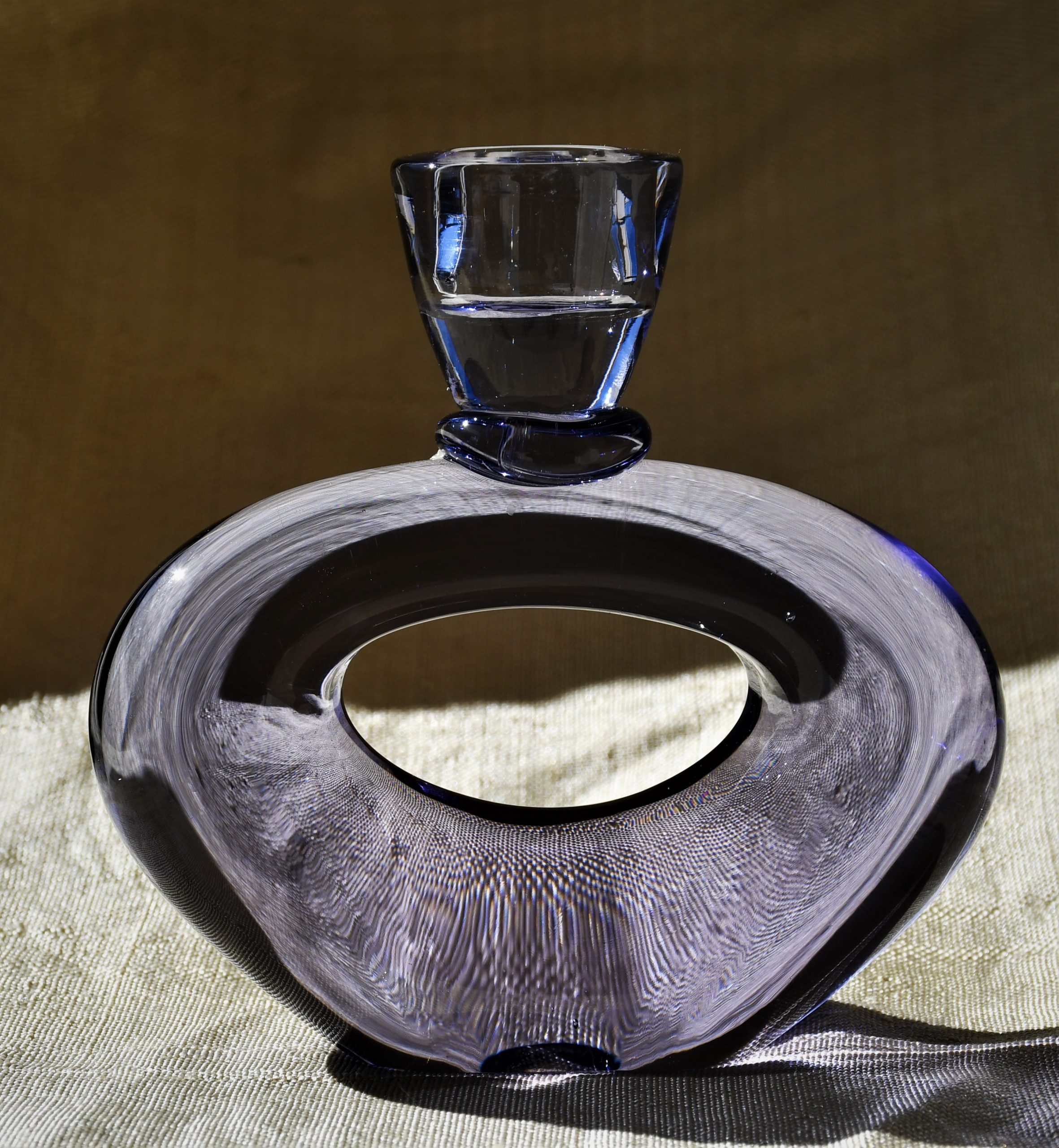 Авторски свещник от неодимиево стъкло