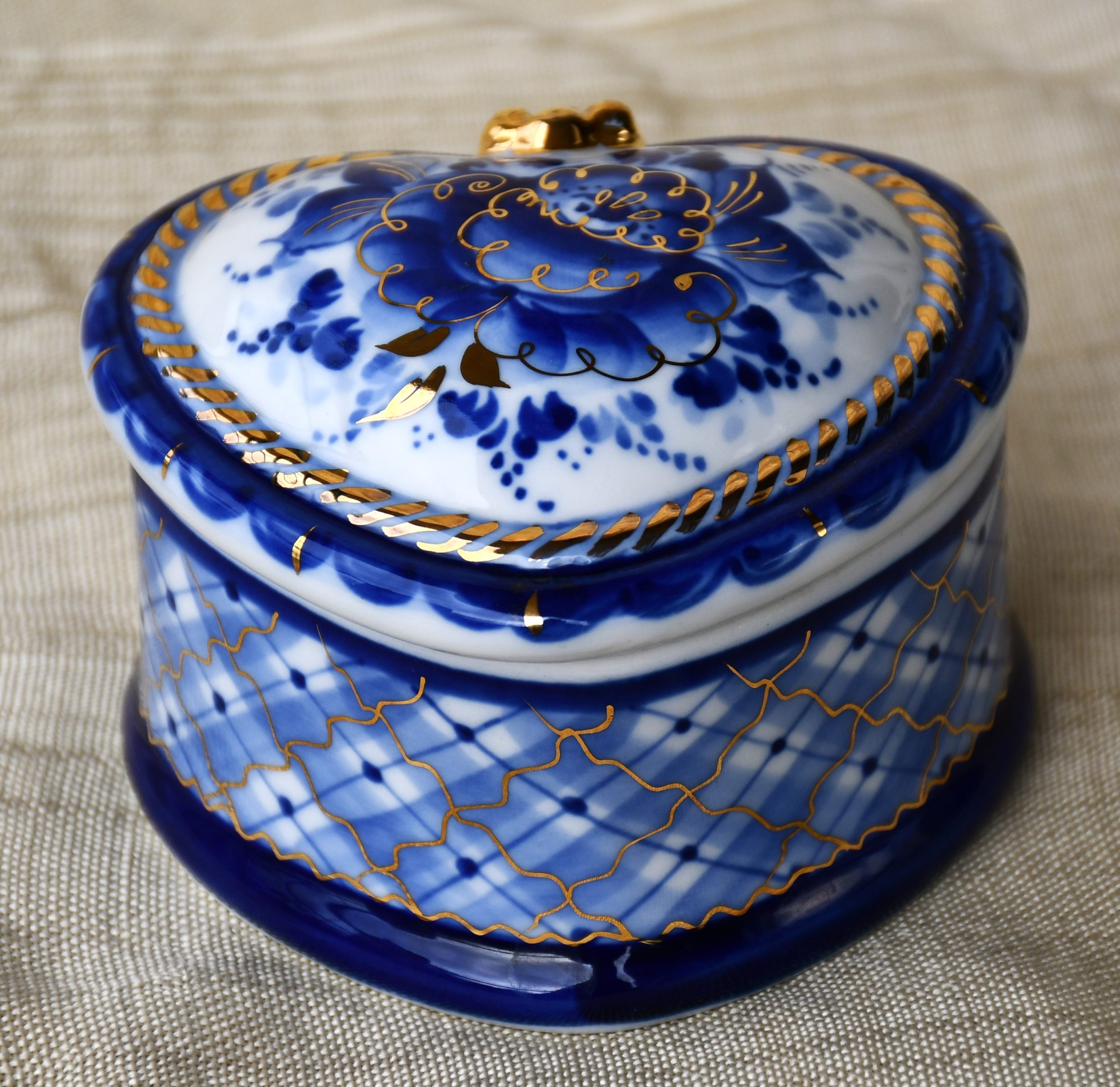 Кутия за бижута с форма на сърце от Гжел, Русия