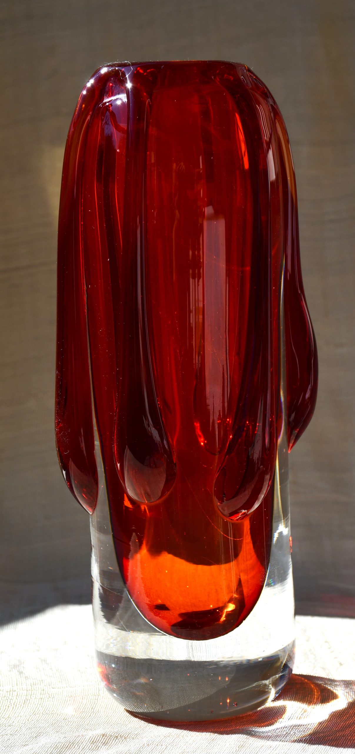 Рядка somerso ваза "Червена лава" - арт стъкло